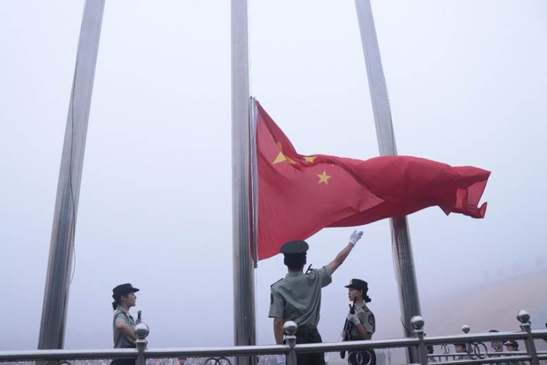 图片包含 户外, 男人, 雪, 极AI 生成的内容可能不正确。